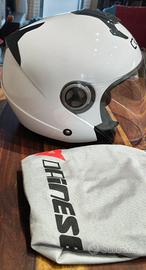 Casco jet con doppia visiera.