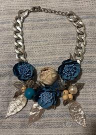Collana statement con fiori blu, rose e foglie