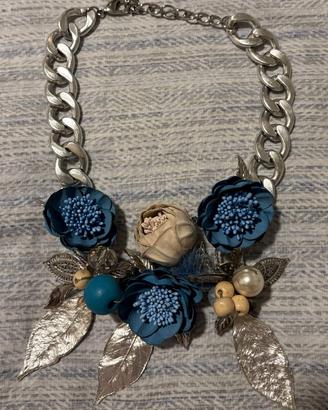 Collana statement con fiori blu, rose e foglie