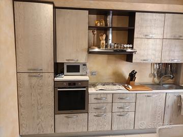 cucina con ante in vero legno rovere 