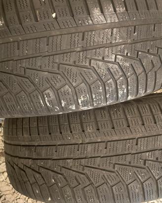 2 gomme da auto invernali Hankook 215/55R17 98V
