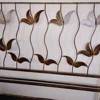 Letto matrimoniale in ferro battuto.