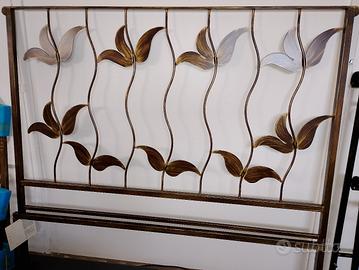 Letto matrimoniale in ferro battuto.