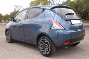 Lancia Ypsilon 1.0 Hybrid, del 2023, full, nuova