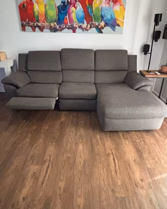 Divano Poltronesofà con penisola e relax elettrico