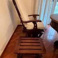 sedia a dondolo con poggiapiedi