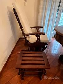 sedia a dondolo con poggiapiedi