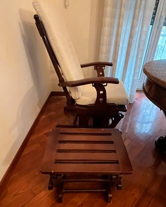 sedia a dondolo con poggiapiedi
