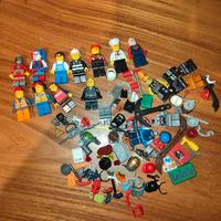 Piccolo lotto minifigure e accessori Lego