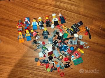 Piccolo lotto minifigure e accessori Lego