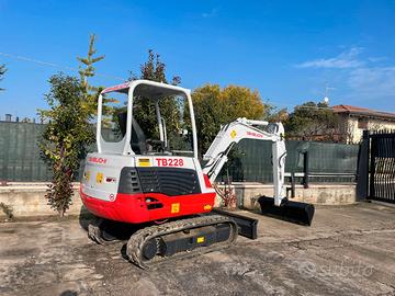 E117 Escavatore 28 q Takeuchi TB228