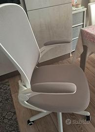 Sedia ergonomica regolabile con poggiatesta