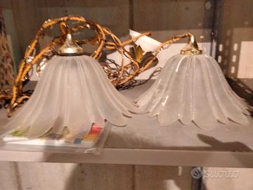 2 Lampadari a fiore, bianchi opaline