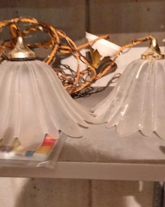 2 Lampadari a fiore, bianchi opaline