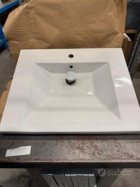 Lavabo con piletta di scarico