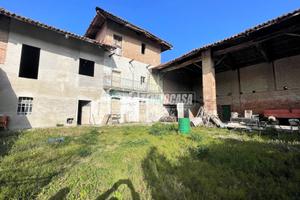 AMPIO CASCINALE CON GIARDINO PRIVATO