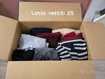 Lotto 18 capi XS – gonne, T-shirt, felpe, jeans