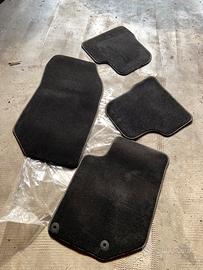 Tappetini in moquette + pistoni per peugeot 208