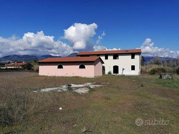 Rustico / Casale di 350 m² con più di 5 locali a C