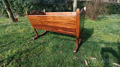 antica culla in legno