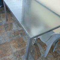 Tavolo in ferro con piano in vetro 