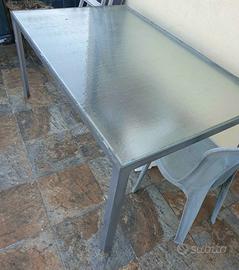 Tavolo in ferro con piano in vetro 