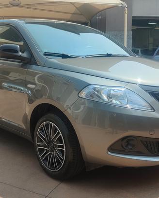 Lancia Ypsilon 1.0 Hybrid Oro