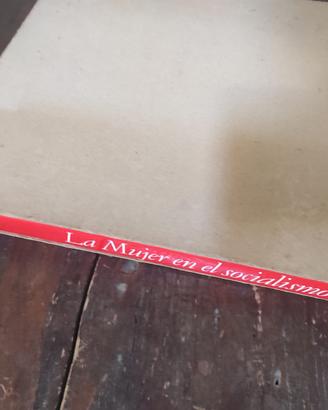 Libro raro "La Mujer en el Socialismo" (1977)