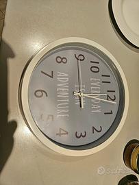 orologio da parete perfettamente funzionante 