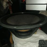 Woofer  (1) solo diametro 18 Pollici  600 Watt. 