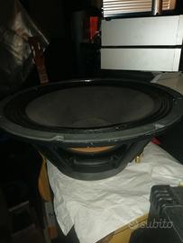 Woofer  (1) solo diametro 18 Pollici  600 Watt. 