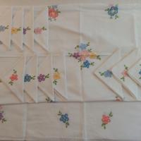 Tovaglia e tovagliette tè ricamate a mano