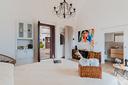 suite-incanto-su-specchia-stanza-con-bagno