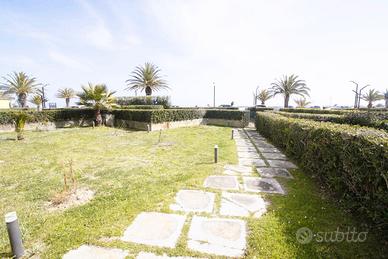 Spazioso Trilocale con Giardino Fronte-Vista Mare
