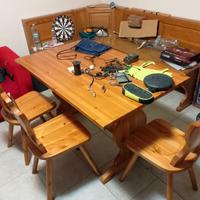Panca angolare con tavolo e sedie