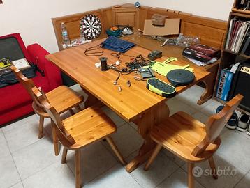 Panca angolare con tavolo e sedie