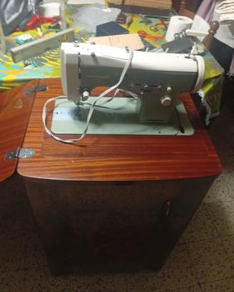 mobile con macchina da cucire 