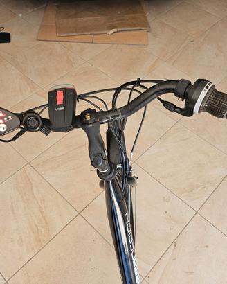 biciletta elettrica con pedalata assistita.