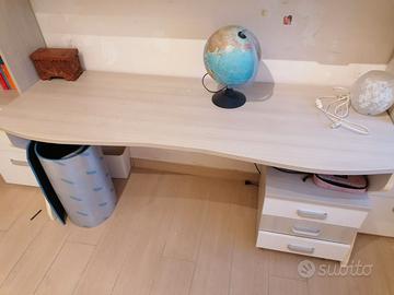 Scrivania e mobile scaffale con cassetti