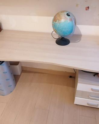 Scrivania e mobile scaffale con cassetti
