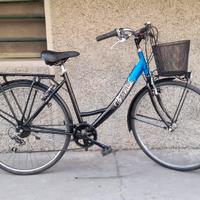 donna ragazza 26 con marce e cestino pronta all'us