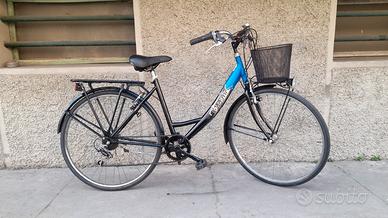 donna ragazza 26 con marce e cestino pronta all'us