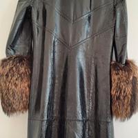 Cappotto in pelle con rifiniture in pelliccia 