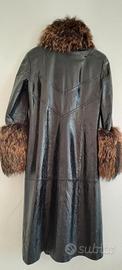 Cappotto in pelle con rifiniture in pelliccia 