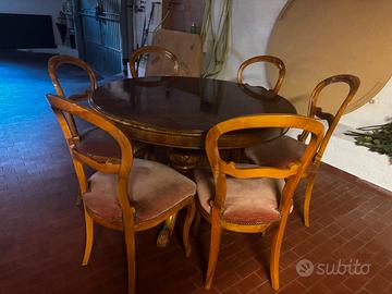 Tavolo tondo con sedie