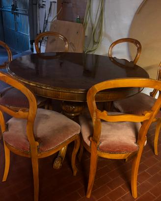 Tavolo tondo con sedie