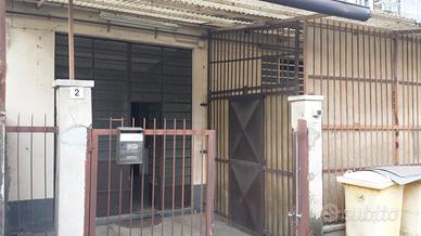 Magazzino con parcheggio interno