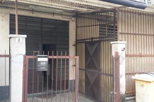 Magazzino con parcheggio interno