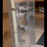 vitrina per oggetti, vetro. 162x40x35.