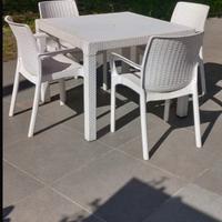 Tavoli e sedie in plastica